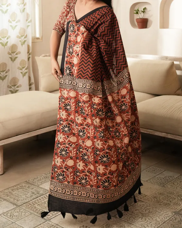 Red_Cotton_Zigzag_Print_Mulmul_Saree_For_Women